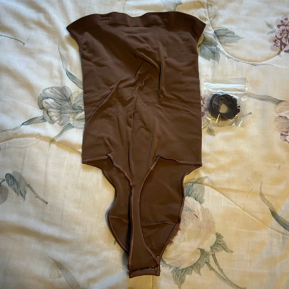 SKIMS Jasper Shapewear Bodysuit - Picture 5 of 7